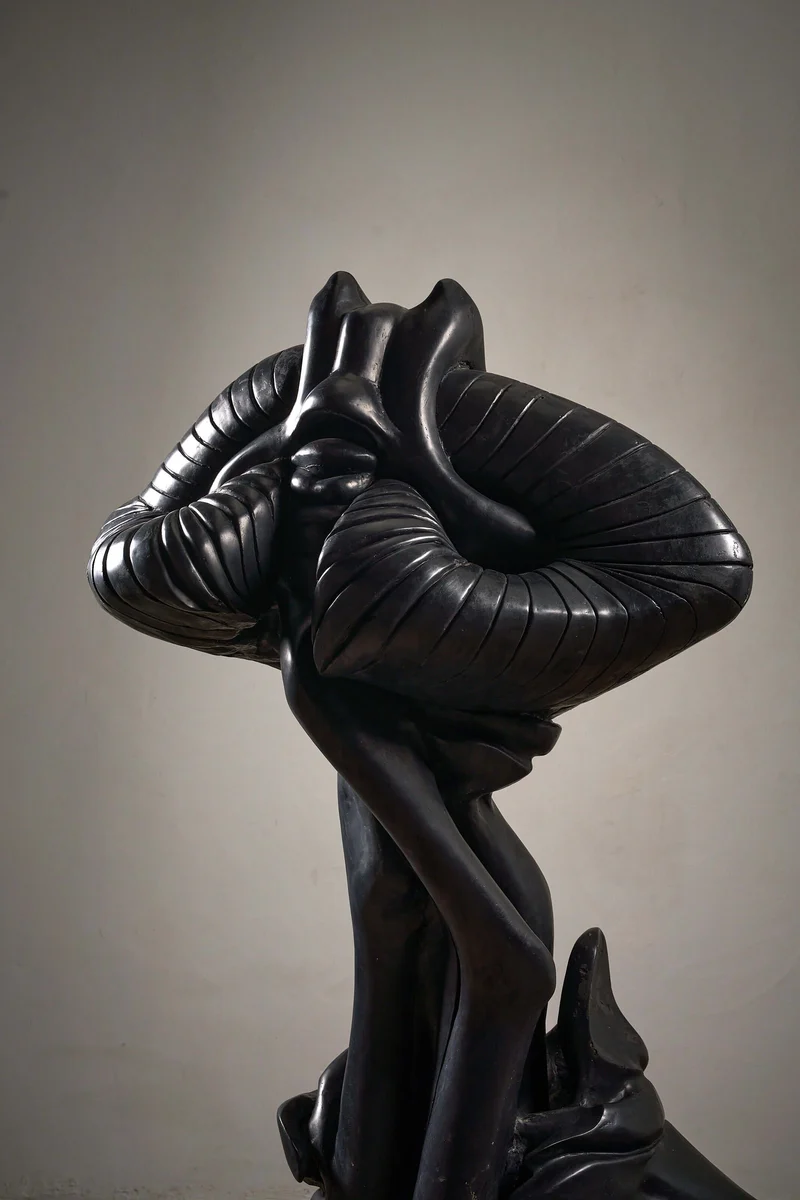 "Le Souverain II" Epoxy Resin sculpture by Léonardo Delfino, 1971