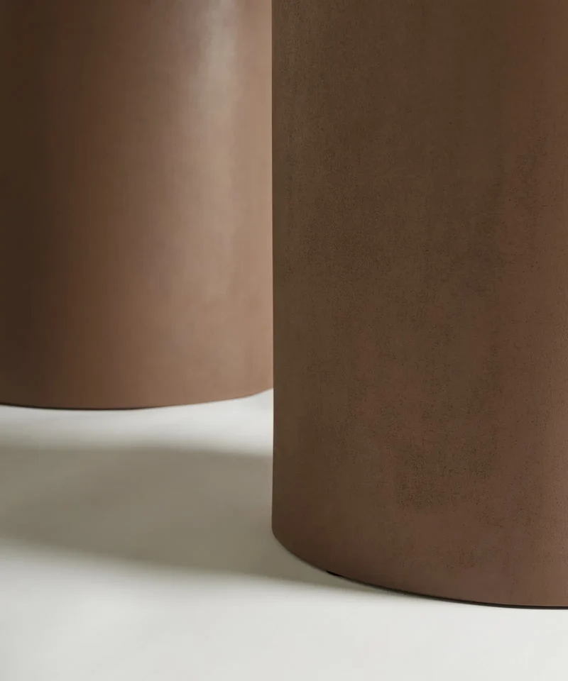 Mesa de Comedor Ovalada en Microcemento Juno Brown
