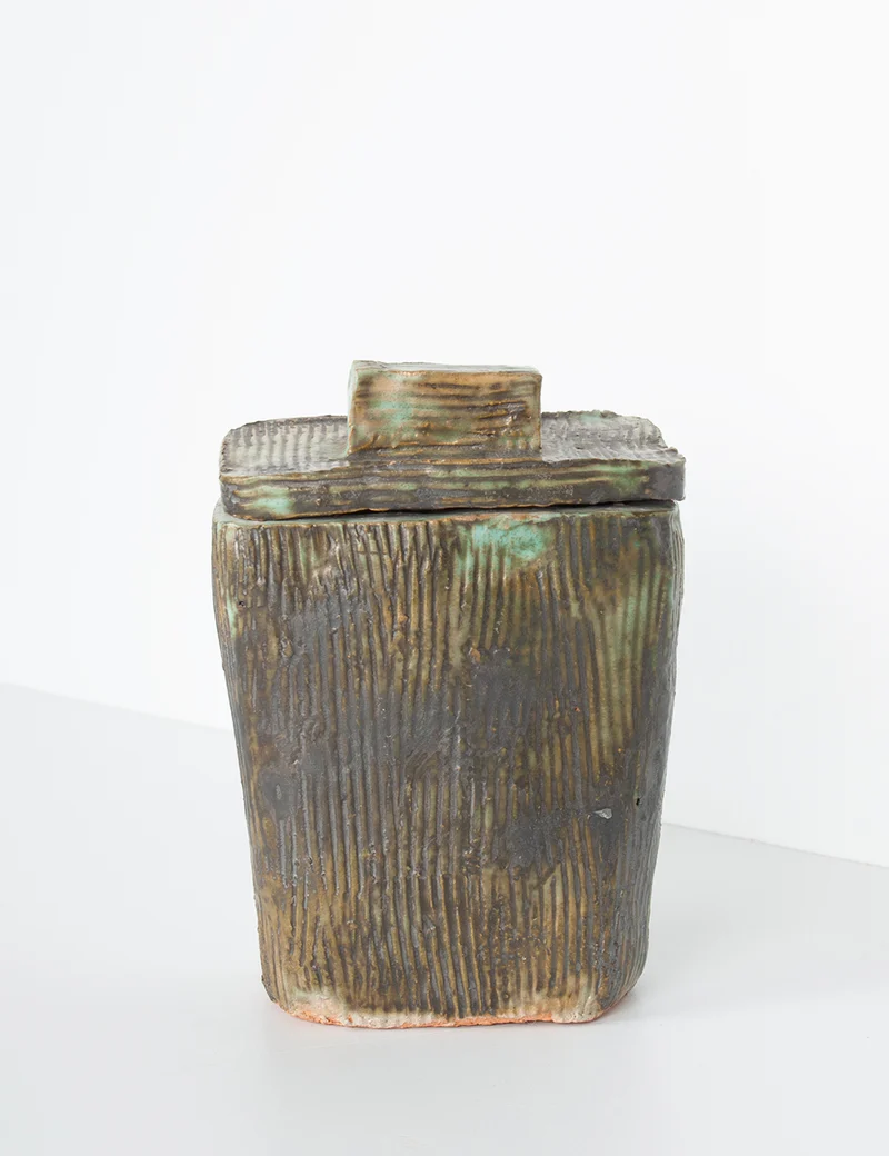 Pot en céramique cannelée