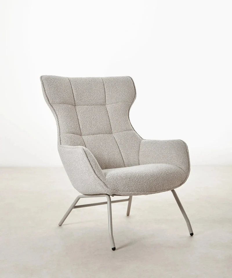 Sillón tapizado en tela bouclé con Ottoman Elska