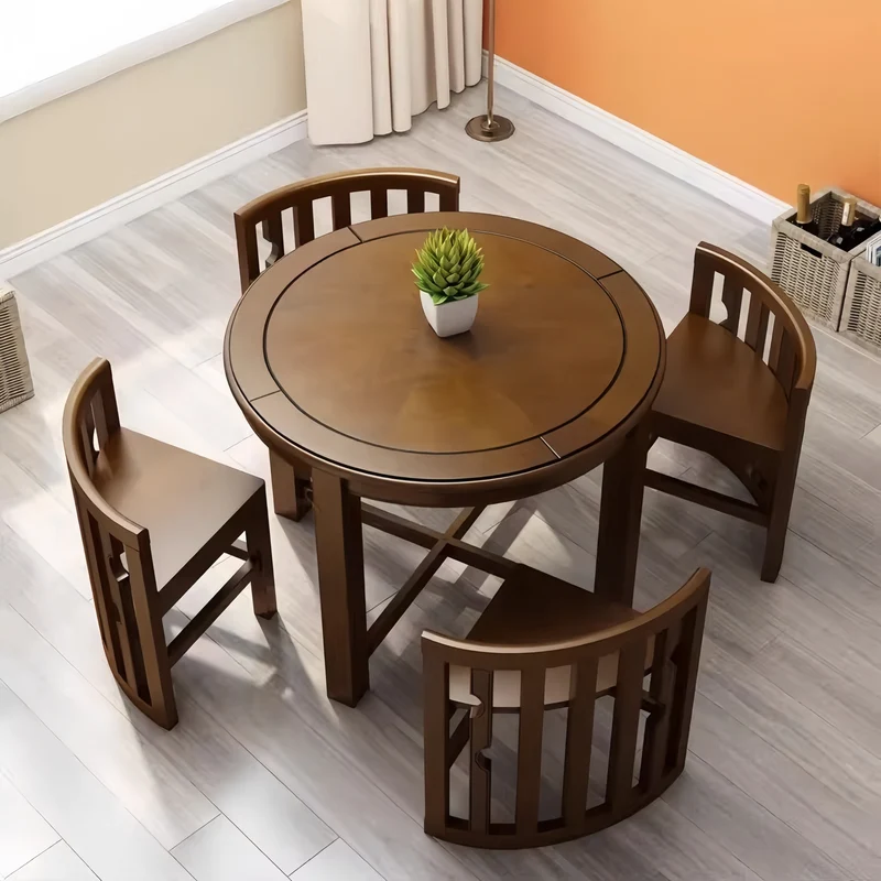 Ensemble table et chaises rondes en bois massif, peu encombrantes, avec chaises intégrées.
