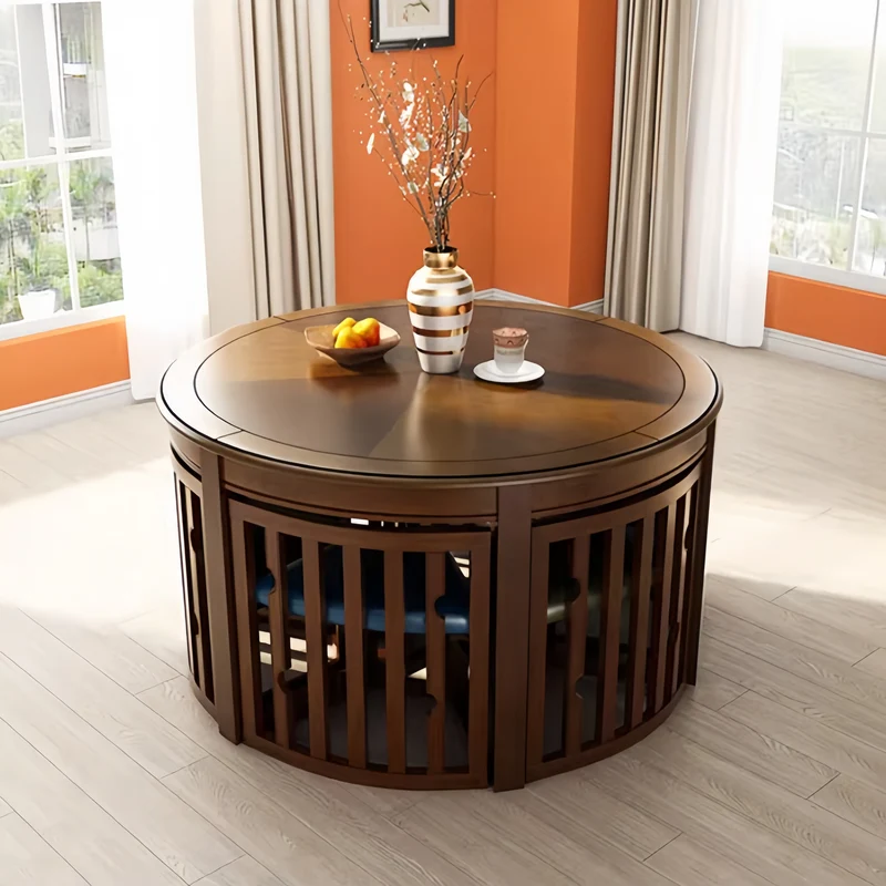Ensemble table et chaises rondes en bois massif, peu encombrantes, avec chaises intégrées.