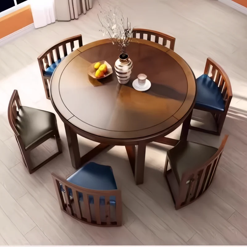 Ensemble table et chaises rondes en bois massif, peu encombrantes, avec chaises intégrées.