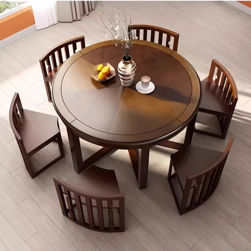 Ensemble table et chaises rondes en bois massif, peu encombrantes, avec chaises intégrées.