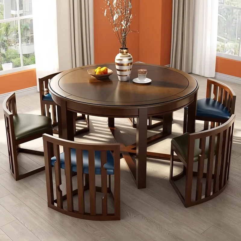 Ensemble table et chaises rondes en bois massif, peu encombrantes, avec chaises intégrées.