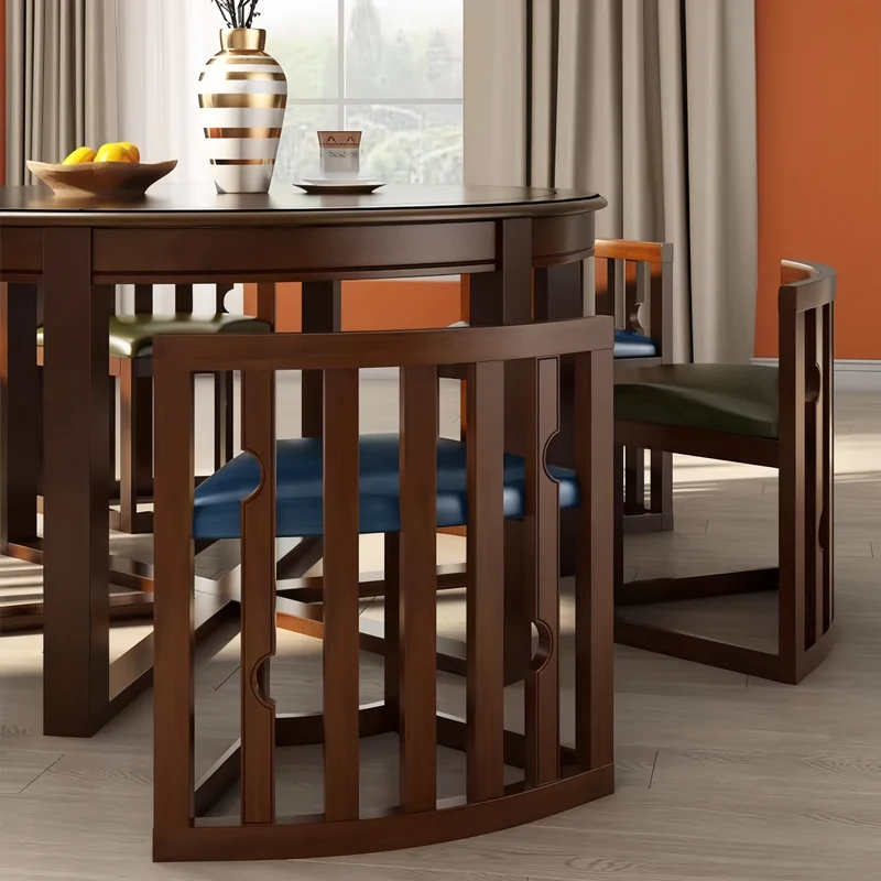 Ensemble table et chaises rondes en bois massif, peu encombrantes, avec chaises intégrées.