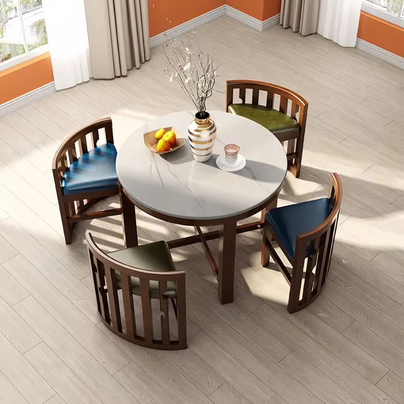 Ensemble table et chaises rondes en bois massif, peu encombrantes, avec chaises intégrées.