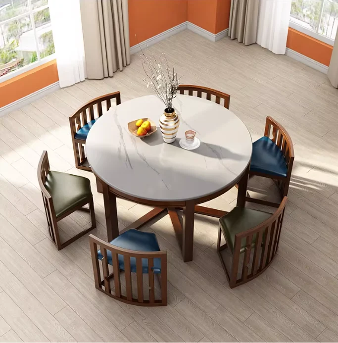 Ensemble table et chaises rondes en bois massif, peu encombrantes, avec chaises intégrées.