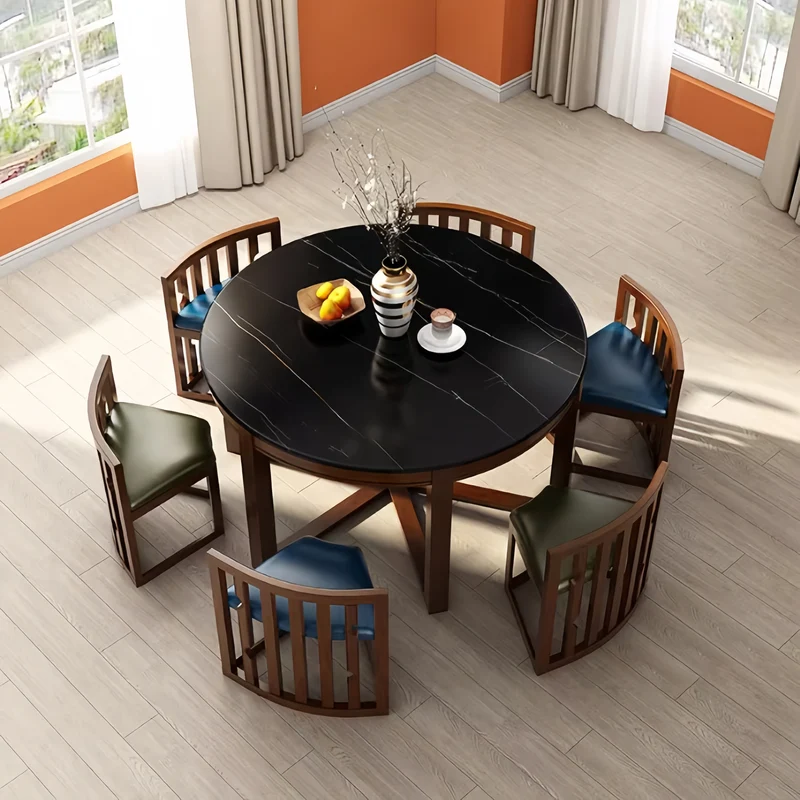 Ensemble table et chaises rondes en bois massif, peu encombrantes, avec chaises intégrées.
