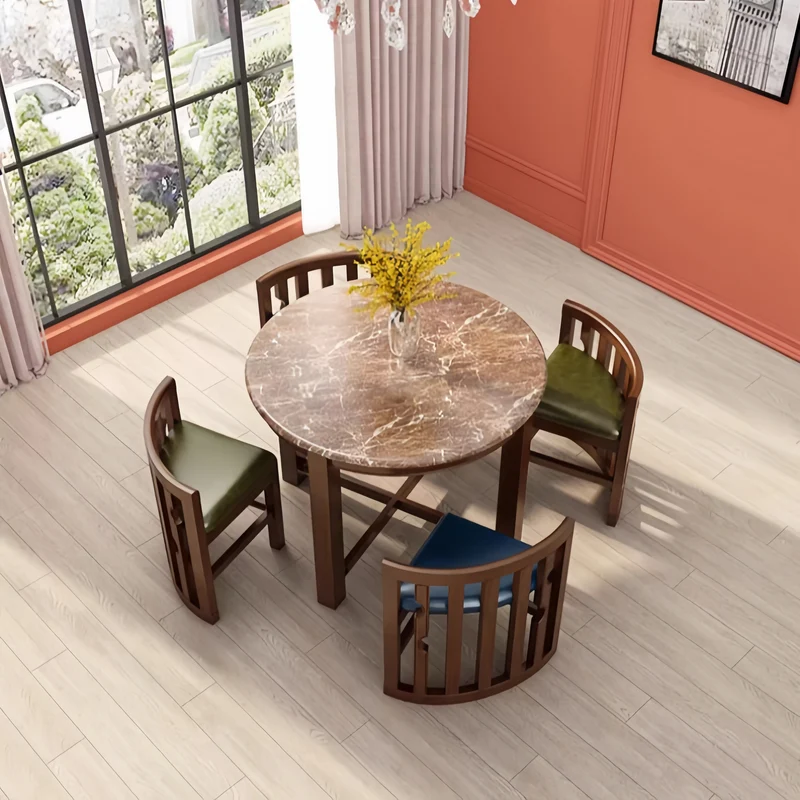 Ensemble table et chaises rondes en bois massif, peu encombrantes, avec chaises intégrées.