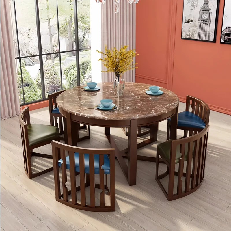 Ensemble table et chaises rondes en bois massif, peu encombrantes, avec chaises intégrées.