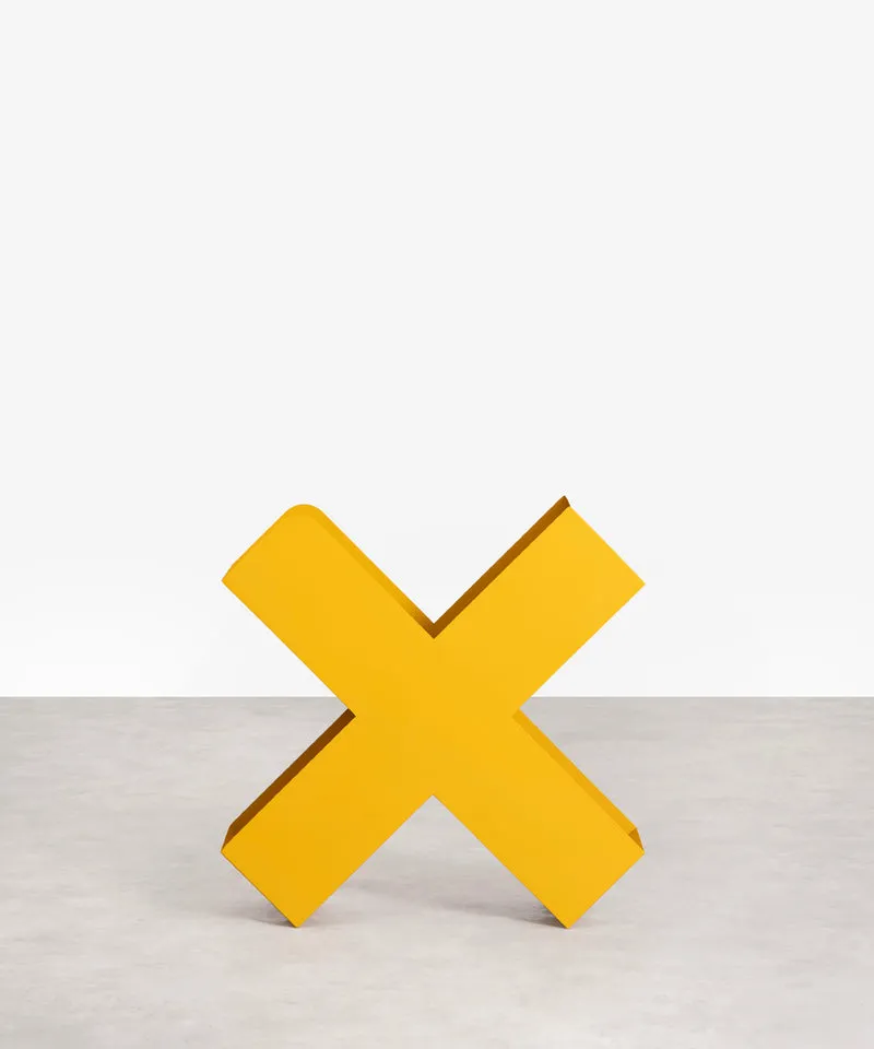Revistero de metal con forma de cruz Croix