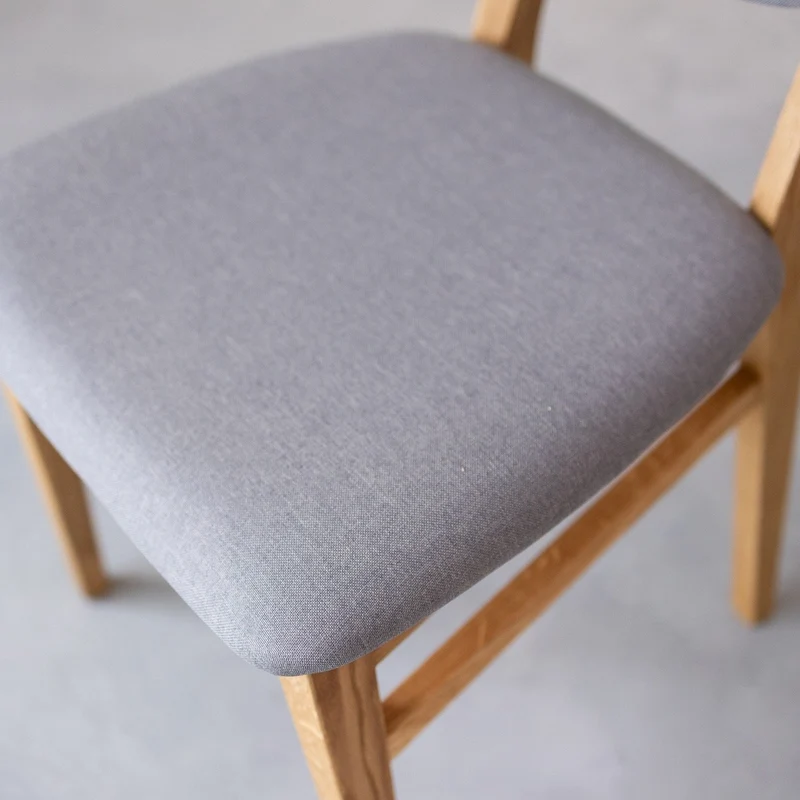 Chaise de salle à manger en bois massif de chêne Nova, revêtement en tissu Gris Nordique/Beige – Lot de 2 ou 4 chaises - NordicStory