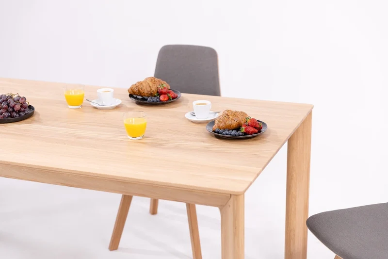 Table de salle à manger à rallonge en chêne massif DITA | VESKOR