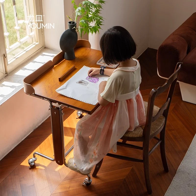 Bureau relevable et réglable avec roulettes universelles