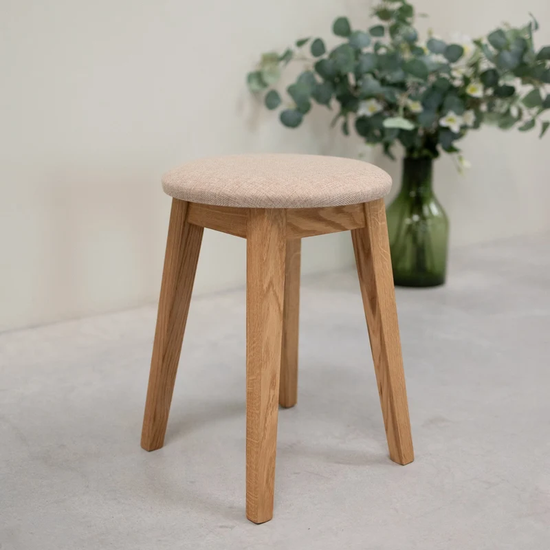 Lot de 2 ou 4 tabourets en bois massif de chêne Diana, avec siège rembourré. - NordicStory