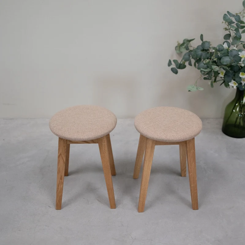 Lot de 2 ou 4 tabourets en bois massif de chêne Diana, avec siège rembourré. - NordicStory