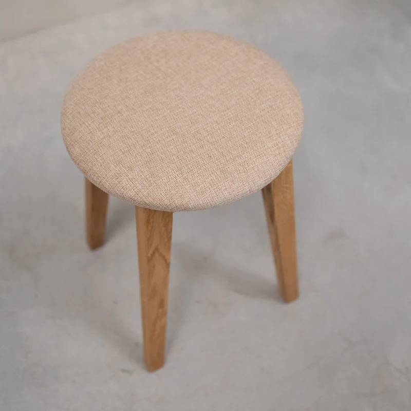 Lot de 2 ou 4 tabourets en bois massif de chêne Diana, avec siège rembourré. - NordicStory