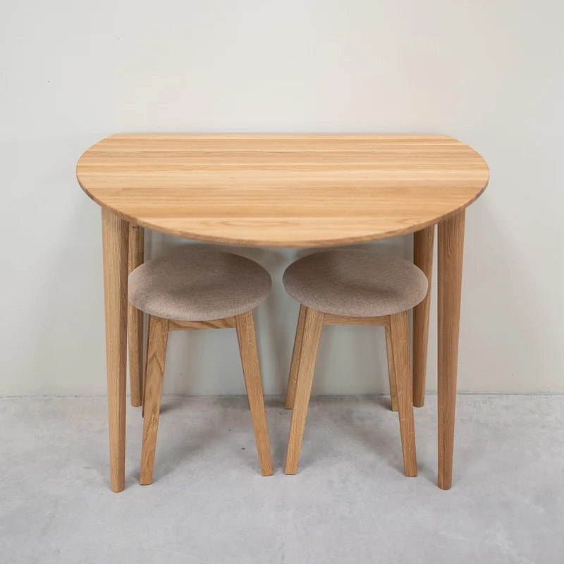 Lot de 2 ou 4 tabourets en bois massif de chêne Diana, avec siège rembourré. - NordicStory