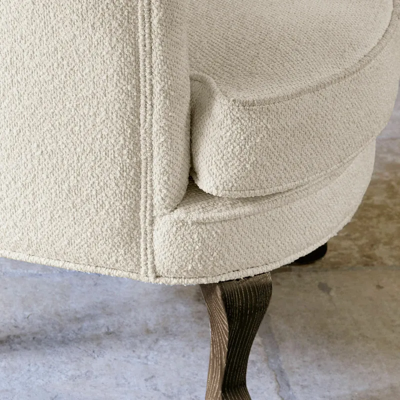 Fauteuil capitonné LOBERON Calgary en tissu bouclette crème