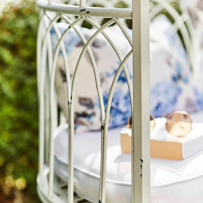 Banc LOBERON Rivandelle en forme de gloriette blanc vieilli