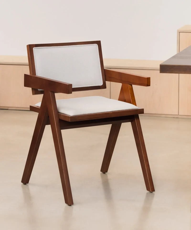 Silla de Comedor en Madera y Tapizada con Reposabrazos Matilde