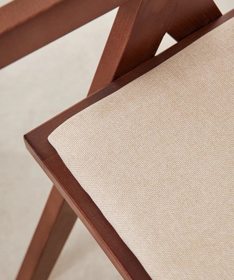Silla de Comedor en Madera y Tapizada con Reposabrazos Matilde