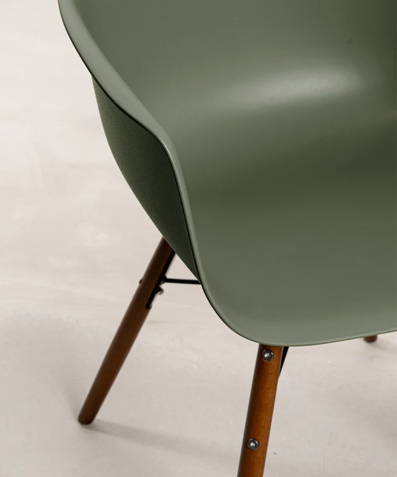 Silla de Polipropileno y Madera con Reposabrazos Elon Arms