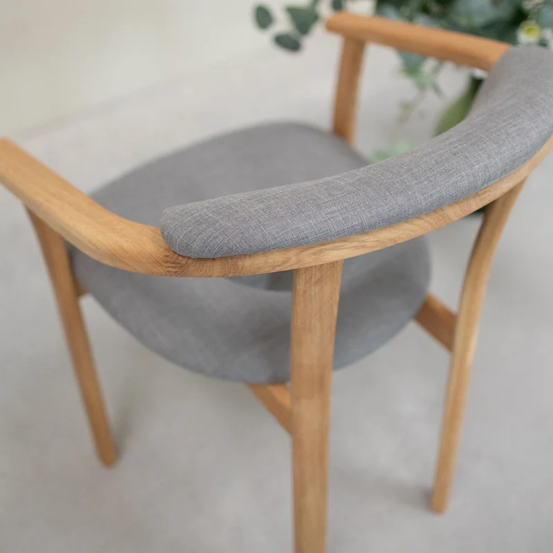 Chaise de salle à manger en bois massif de chêne Alexis, revêtement en tissu Gris Nordique – Lot de 2 ou 4 chaises - NordicStory