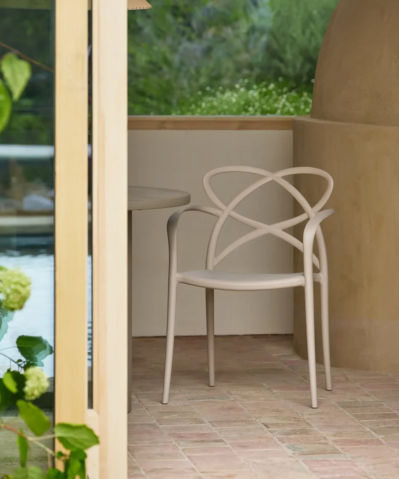 Silla de Polipropileno con Reposabrazos Maestro Arms