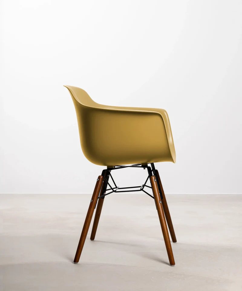 Silla de Polipropileno y Madera con Reposabrazos Elon Arms