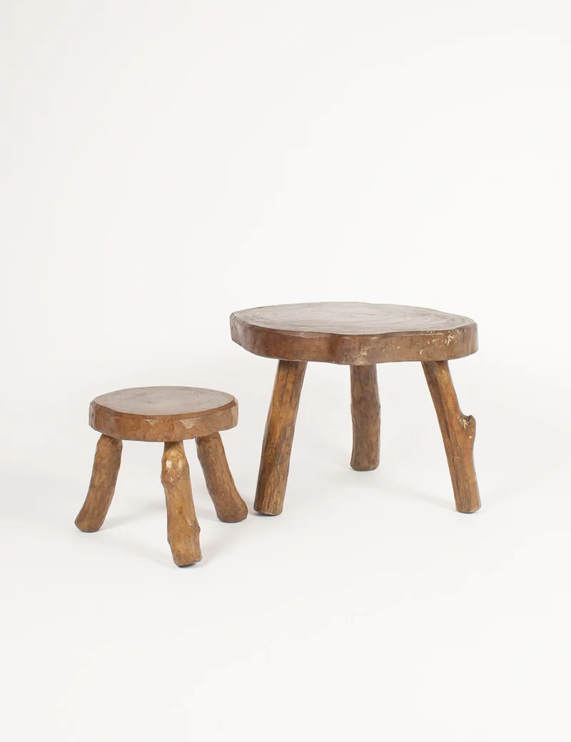 Tables et tabourets brutaliste