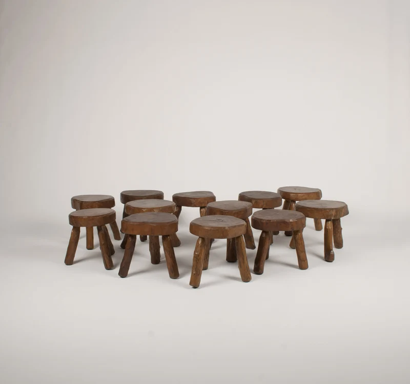 Tables et tabourets brutaliste
