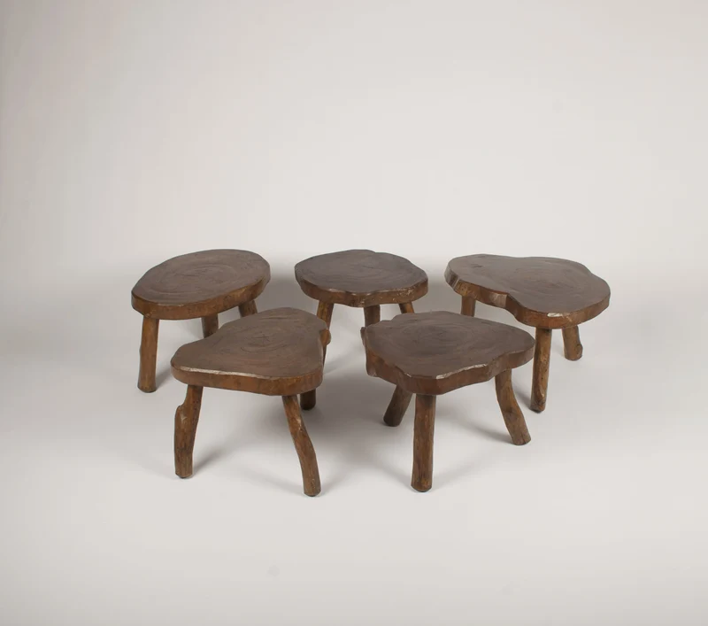 Tables et tabourets brutaliste