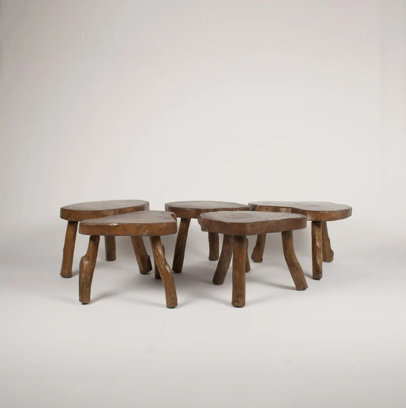 Tables et tabourets brutaliste