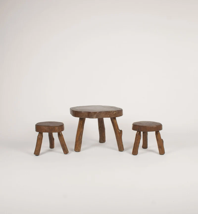 Tables et tabourets brutaliste