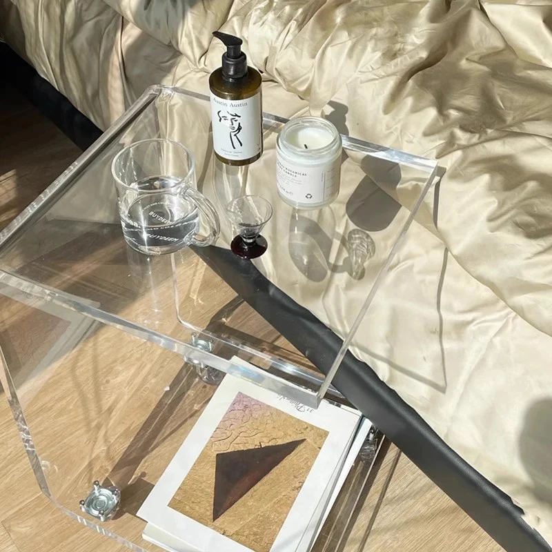 Table d'appoint en acrylique en forme de C avec roues