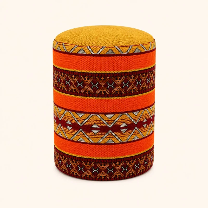 Tabouret berbère en bois tapissé de motifs ethniques