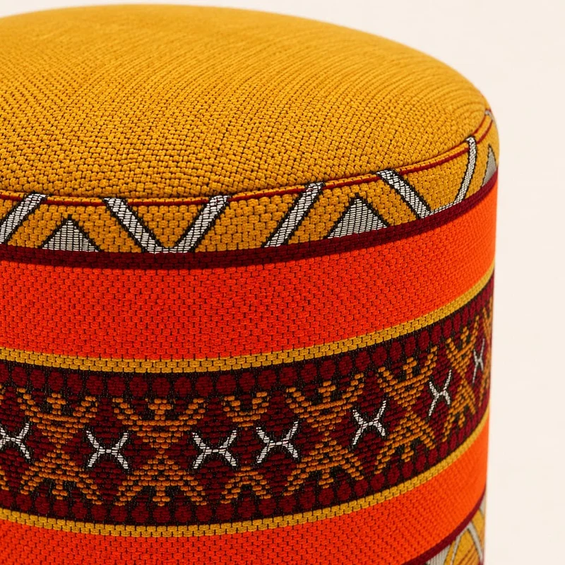 Tabouret berbère en bois tapissé de motifs ethniques