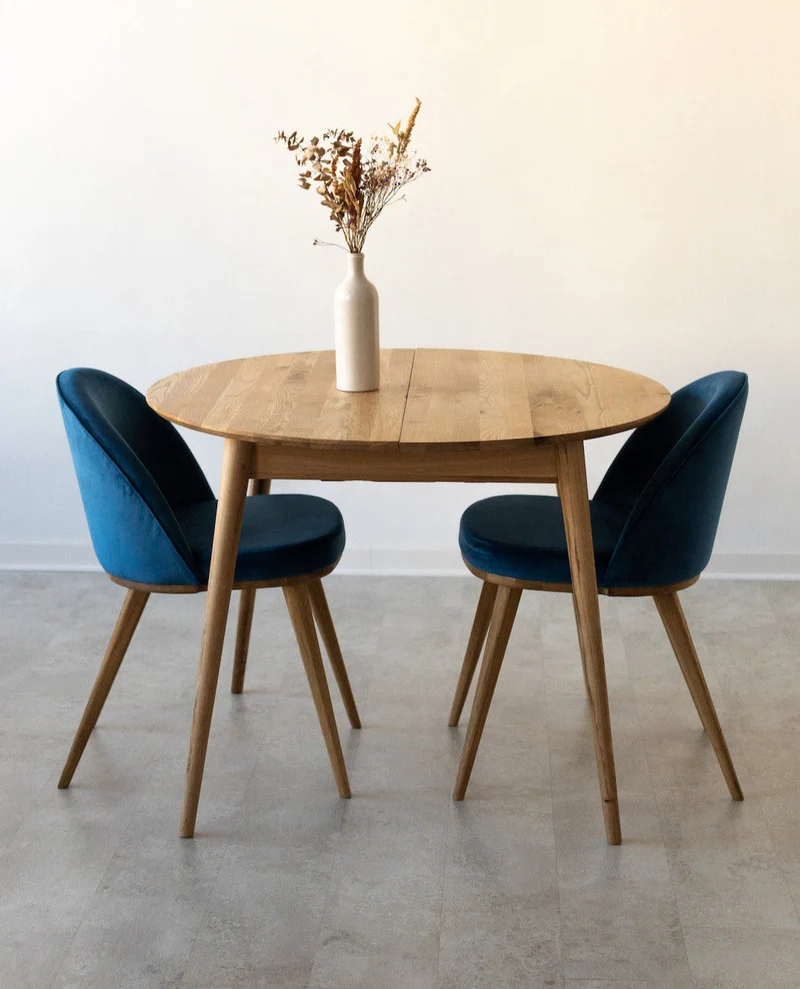 Chaise de salle à manger en bois massif de chêne Clara, revêtement en velours Bleu Monaco – Lot de 2 ou 4 chaises - NordicStory
