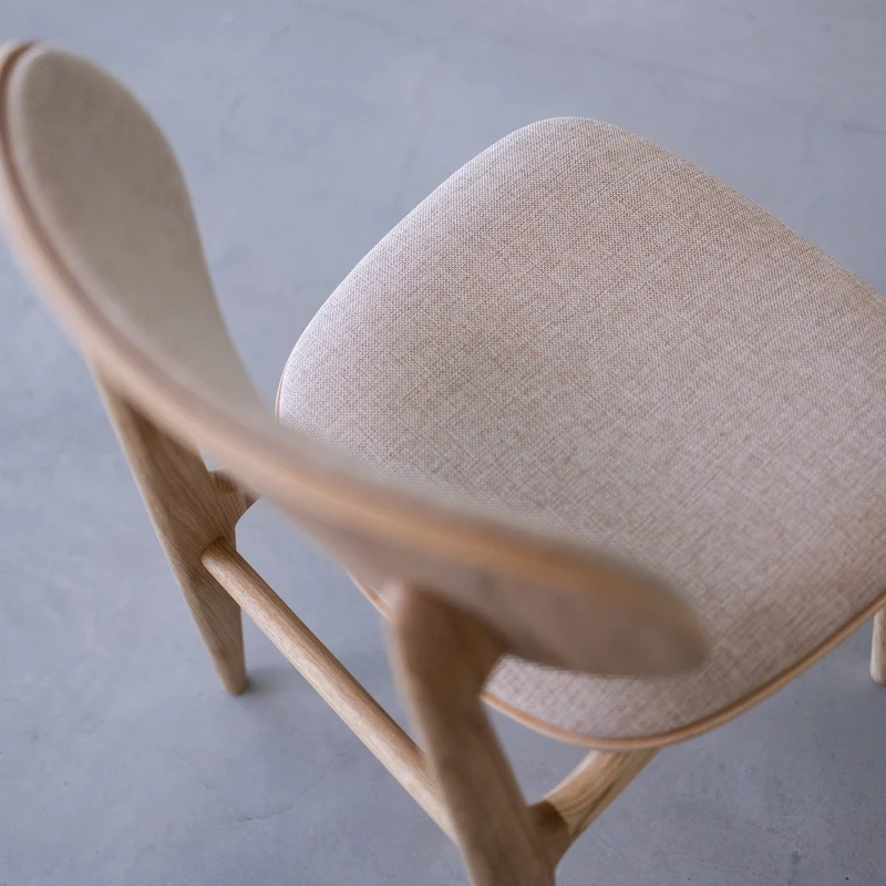 Chaise de salle à manger en bois massif de chêne Varde, revêtement en tissu Gris Nordique/Beige – Lot de 2 ou 4 chaises - NordicStory
