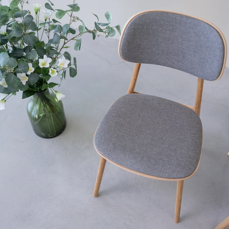 Chaise de salle à manger en bois massif de chêne Varde, revêtement en tissu Gris Nordique/Beige – Lot de 2 ou 4 chaises - NordicStory