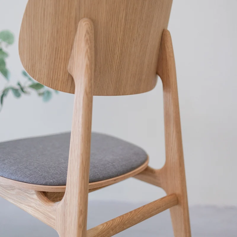 Chaise de salle à manger en bois massif de chêne Varde, revêtement en tissu Gris Nordique/Beige – Lot de 2 ou 4 chaises - NordicStory