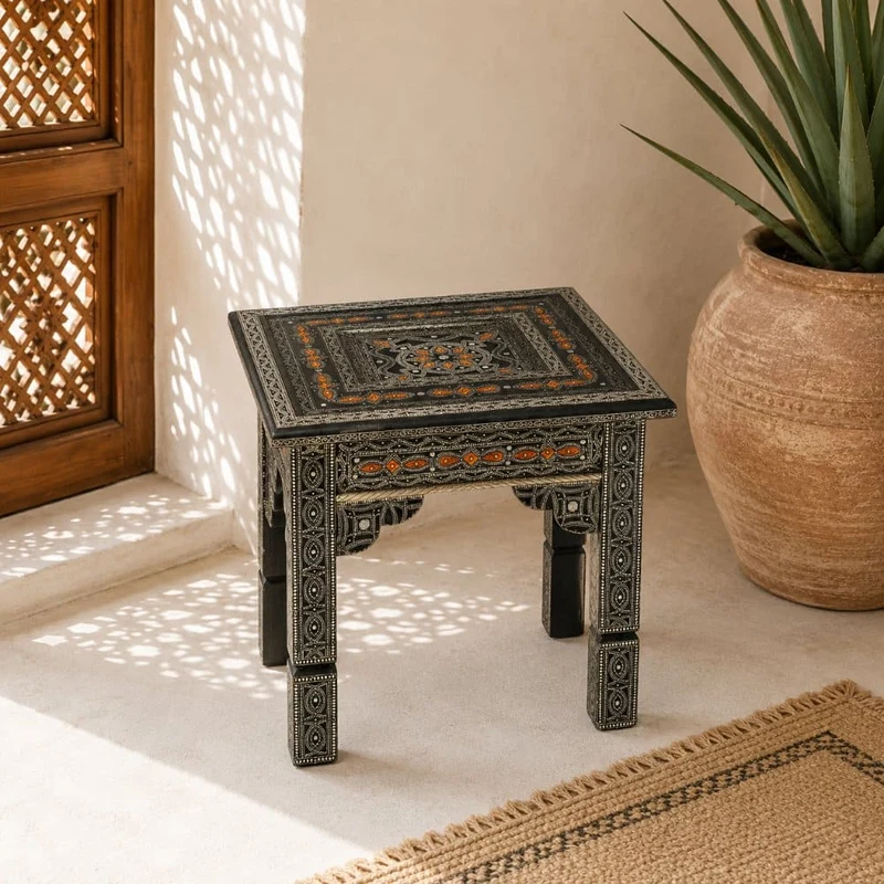 Table marocaine en bois plaqué maillechort et os orange
