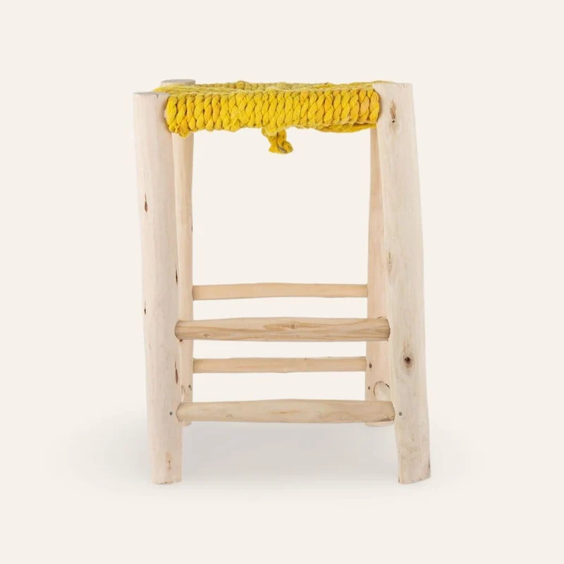 Tabouret marocain en bois et quenouilles jaunes