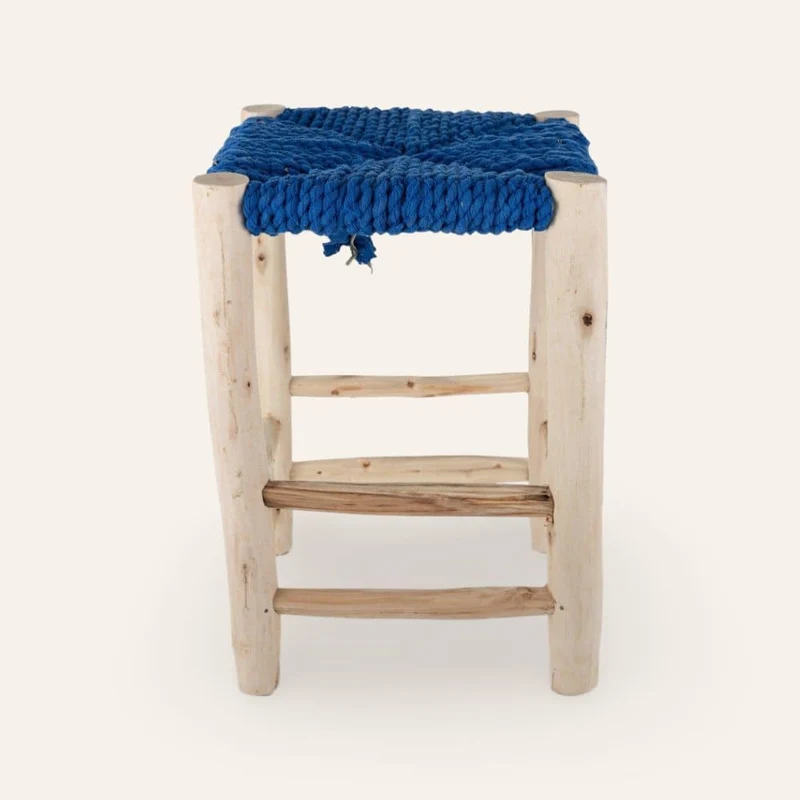 Tabouret marocain en bois et quenouilles bleues