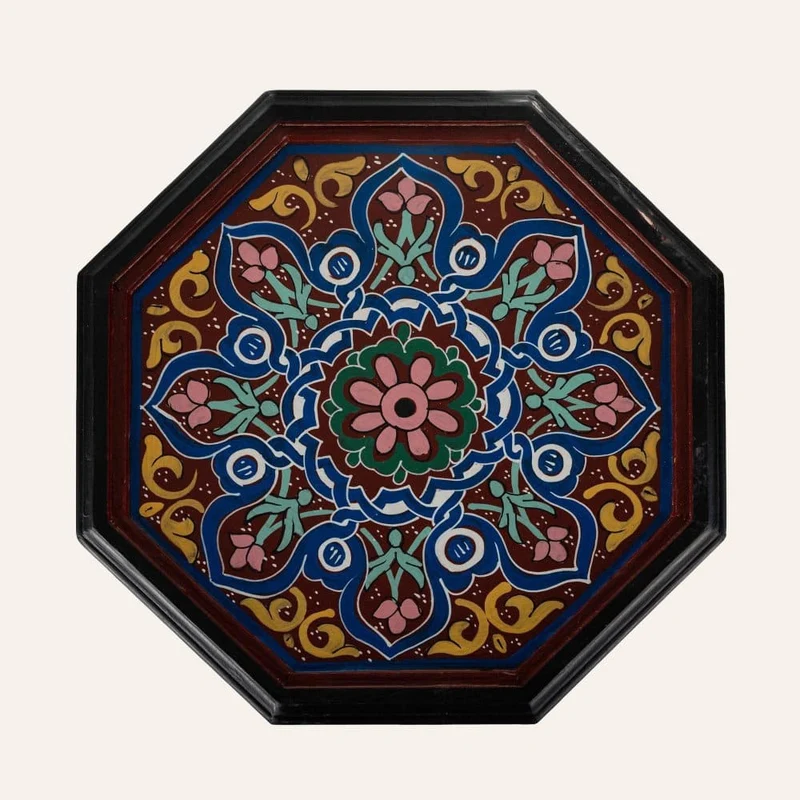 Table marocaine en bois marron peinte à la main