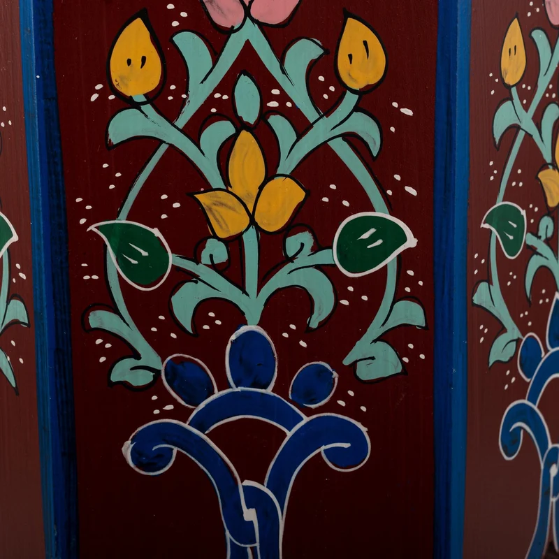 Table marocaine en bois marron peinte à la main