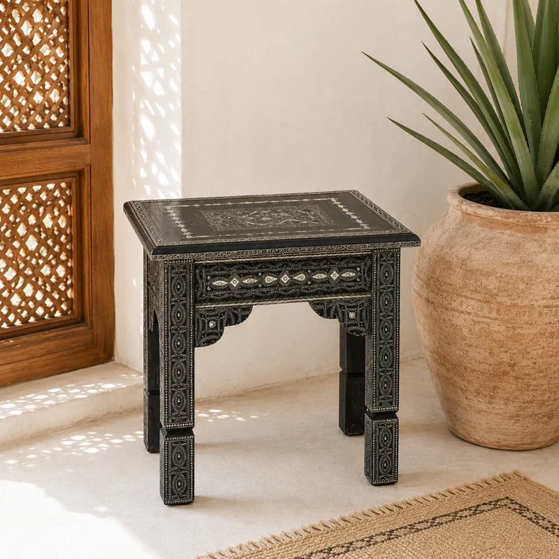 Table marocaine en bois plaqué maillechort et os blanc