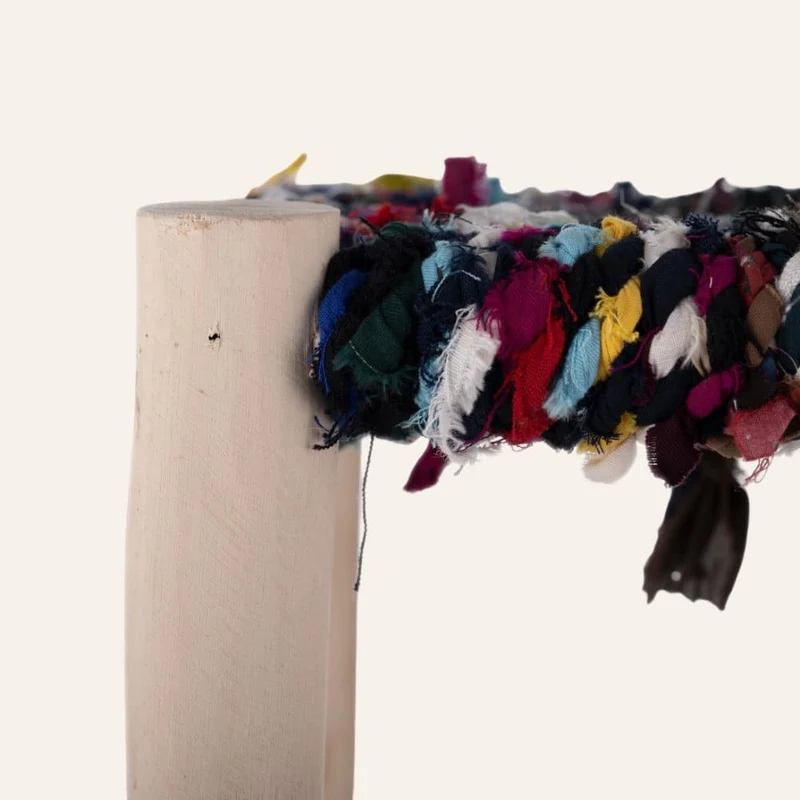 Tabouret marocain en bois et quenouilles multicolores